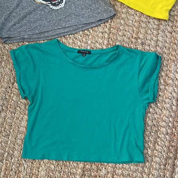 CROP TOP BUNDLE SIZE SM/MED - Picture 4 of 6